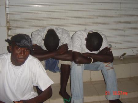 front contre la table